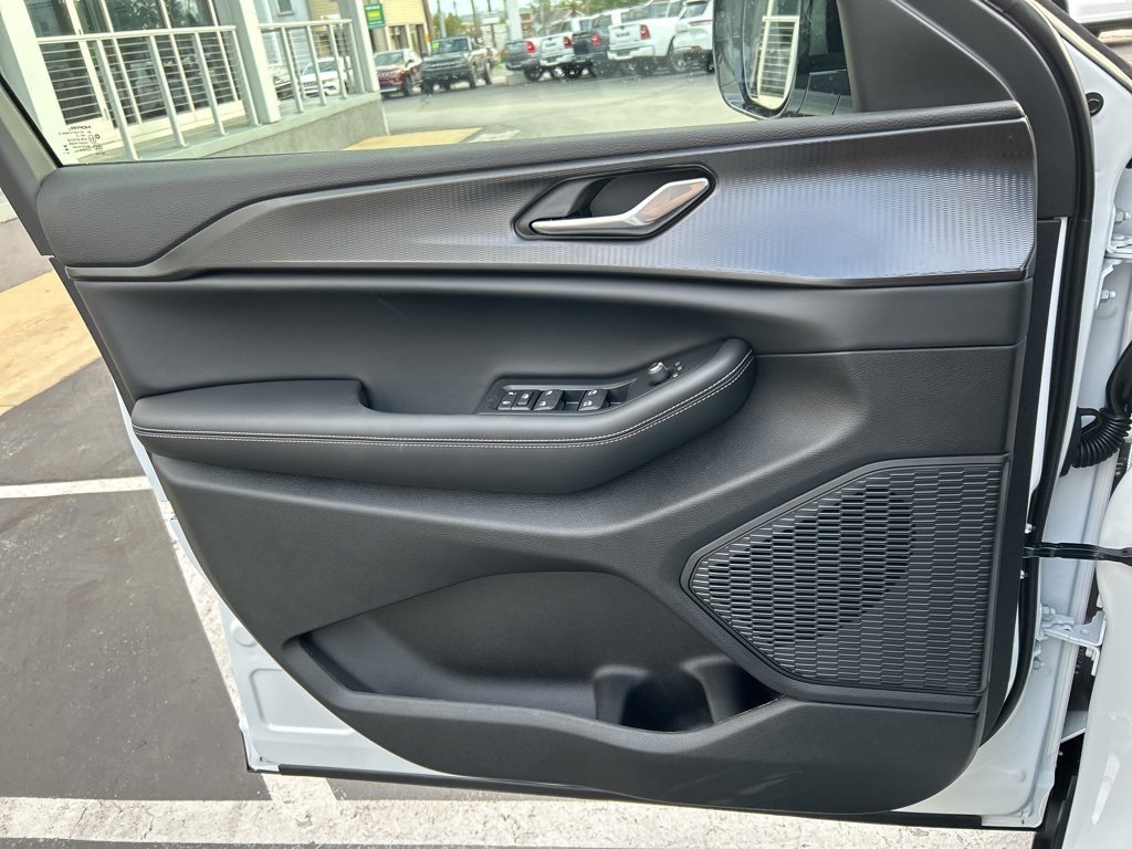 New 2025 Jeep Grand Cherokee Altitude image 18