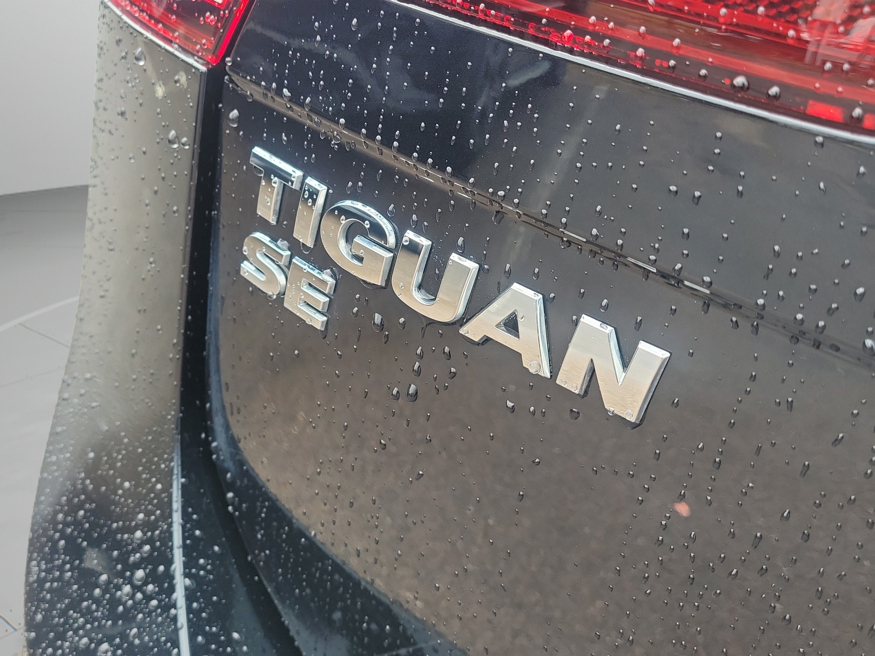 Used 2020 Volkswagen Tiguan SE w/ Panoramic Sunroof Package FWD image 31
