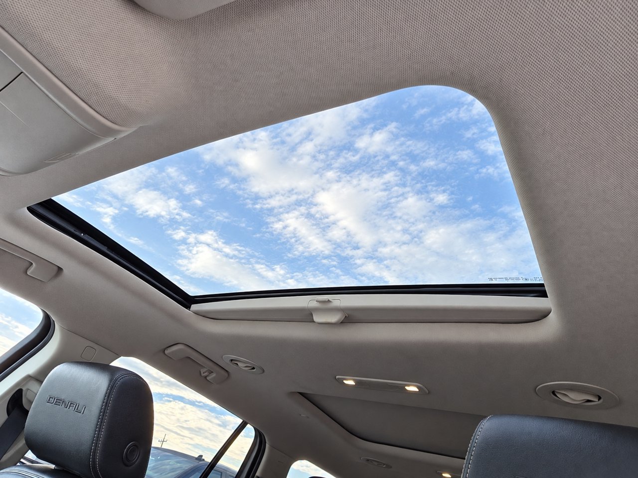 Used 2021 GMC Acadia Denali w/ Denali Technology Package FWD image 25
