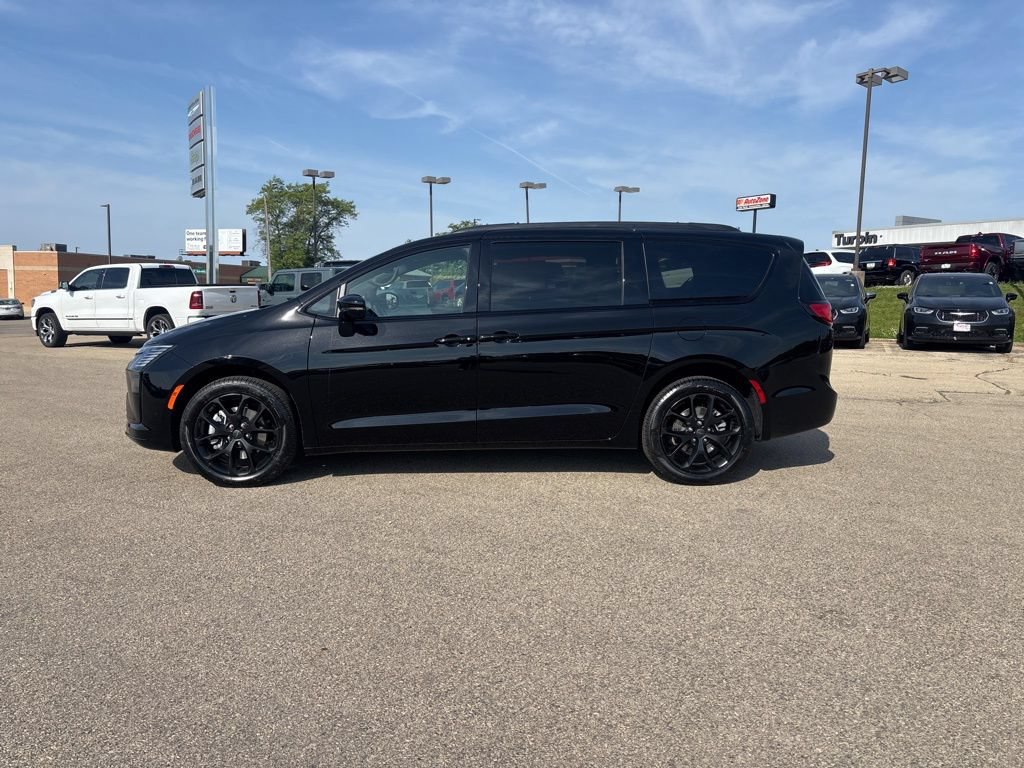 New 2027 Chrysler Pacifica Limited w/ S Appearance Package AWD/4WD image 2