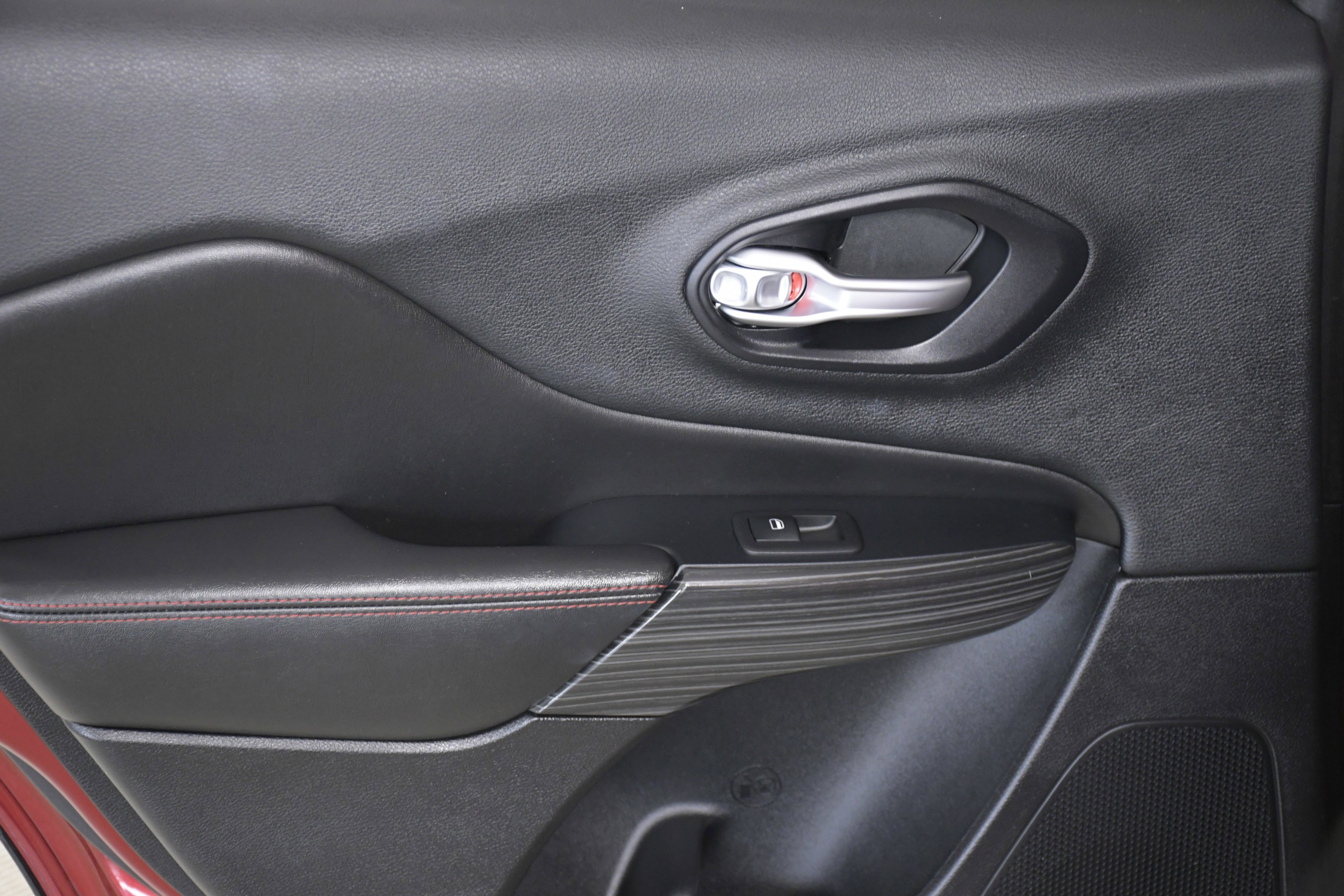 Used 2016 Jeep Cherokee Trailhawk w/ Comfort/Convenience Group image 25