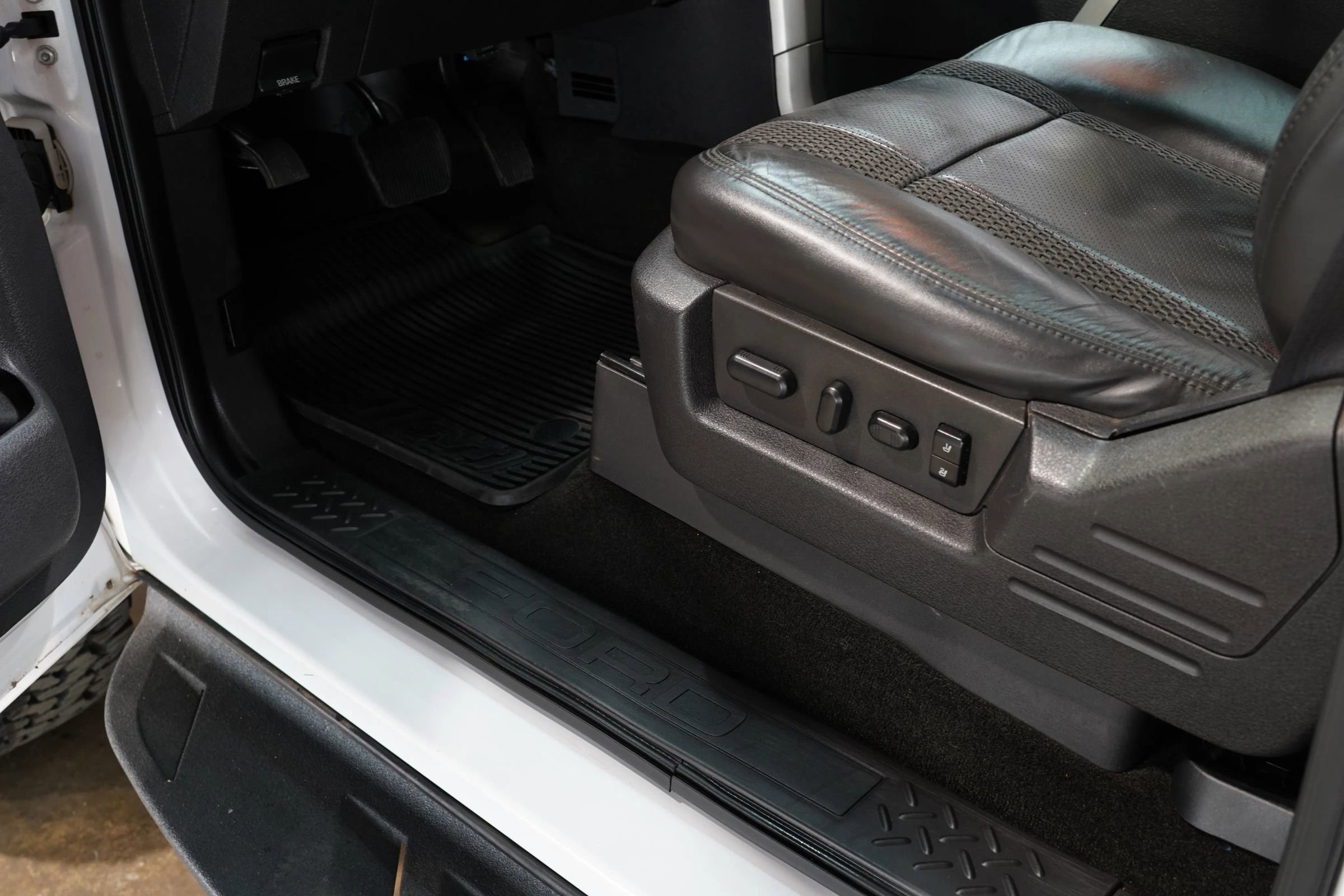 Used 2014 Ford F150 Raptor w/ Equipment Group 801A Luxury AWD/4WD image 34