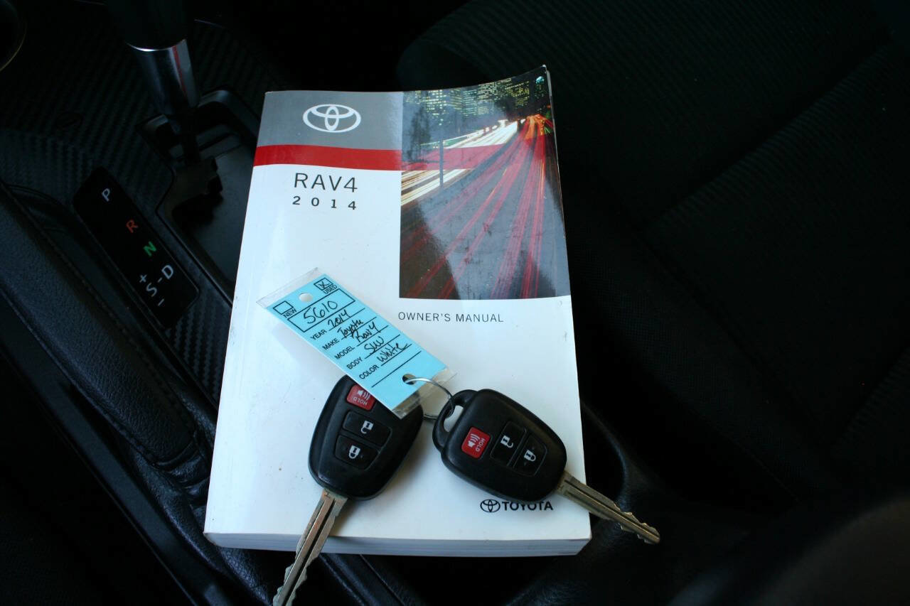 Used 2014 Toyota RAV4 LE AWD/4WD image 30