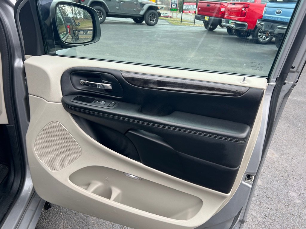 Used 2016 Dodge Grand Caravan SXT w/ UConnect Hands-Free Group image 21