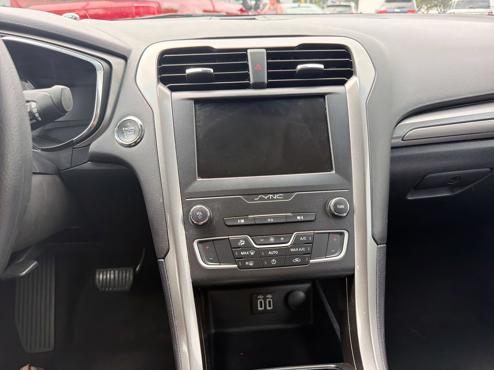 Used 2020 Ford Fusion SE FWD image 28