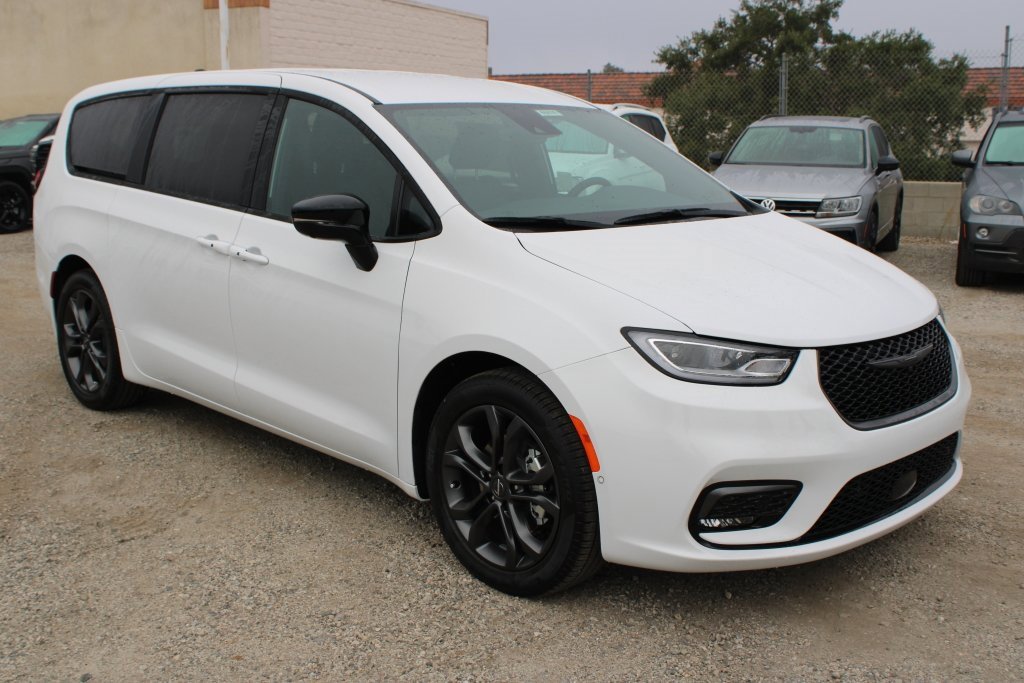 New 2026 Chrysler Pacifica Select image 3