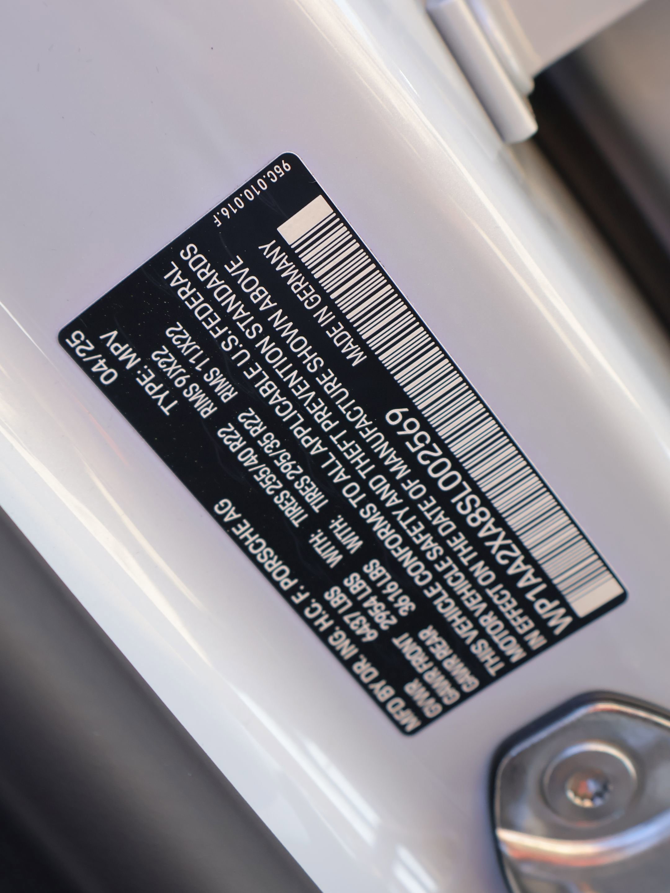 Certified 2025 Porsche Macan 4 Electric AWD/4WD image 31