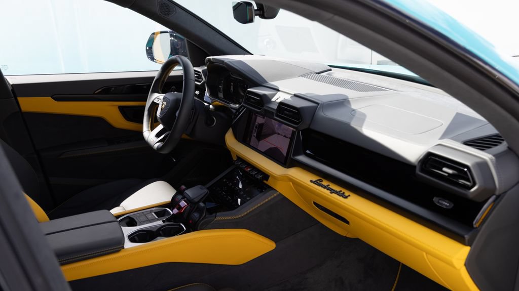Used 2025 Lamborghini Urus SE AWD/4WD image 8