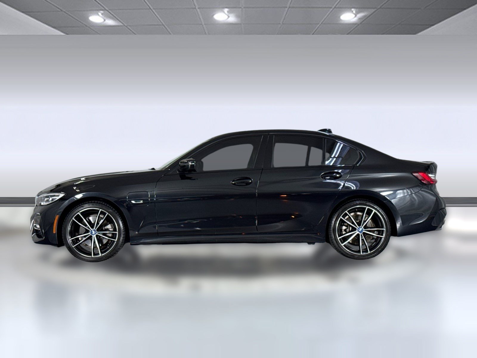 Used 2022 BMW 330e w/ M Sport Package RWD image 2