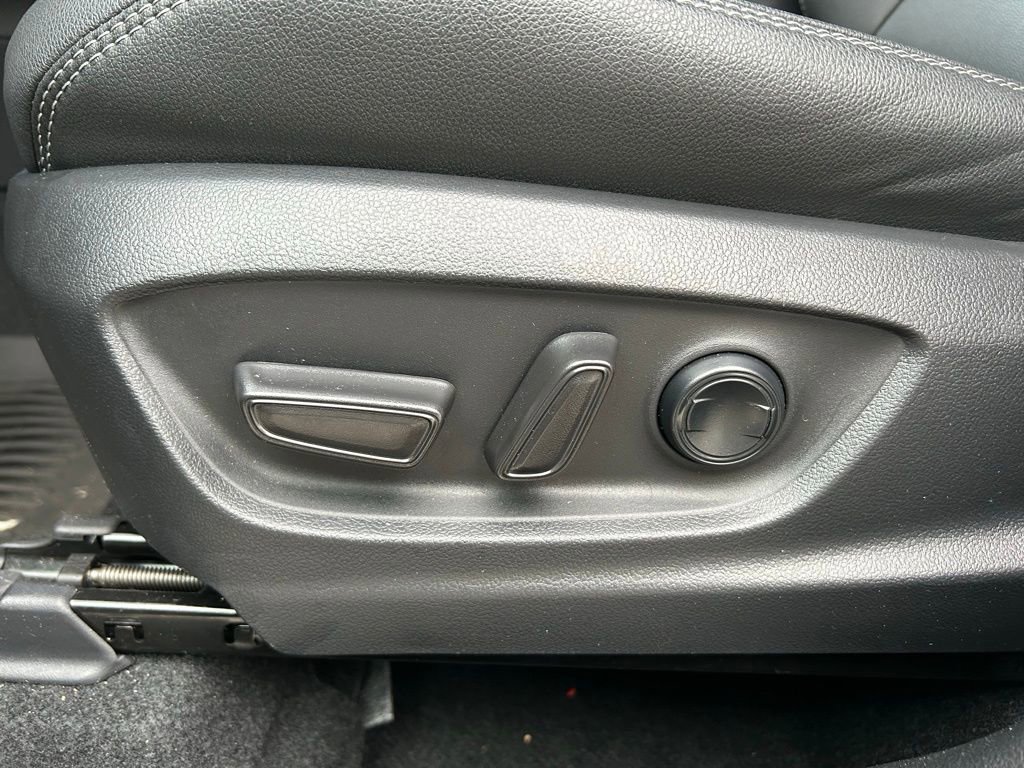 Used 2025 Toyota Corolla Cross XLE image 16