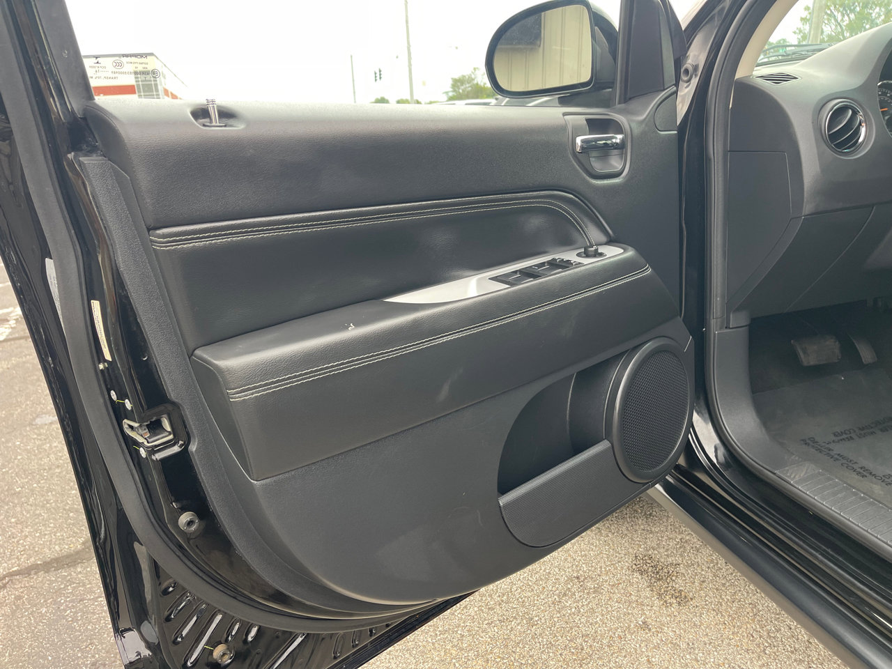 Used 2016 Jeep Compass Latitude image 9