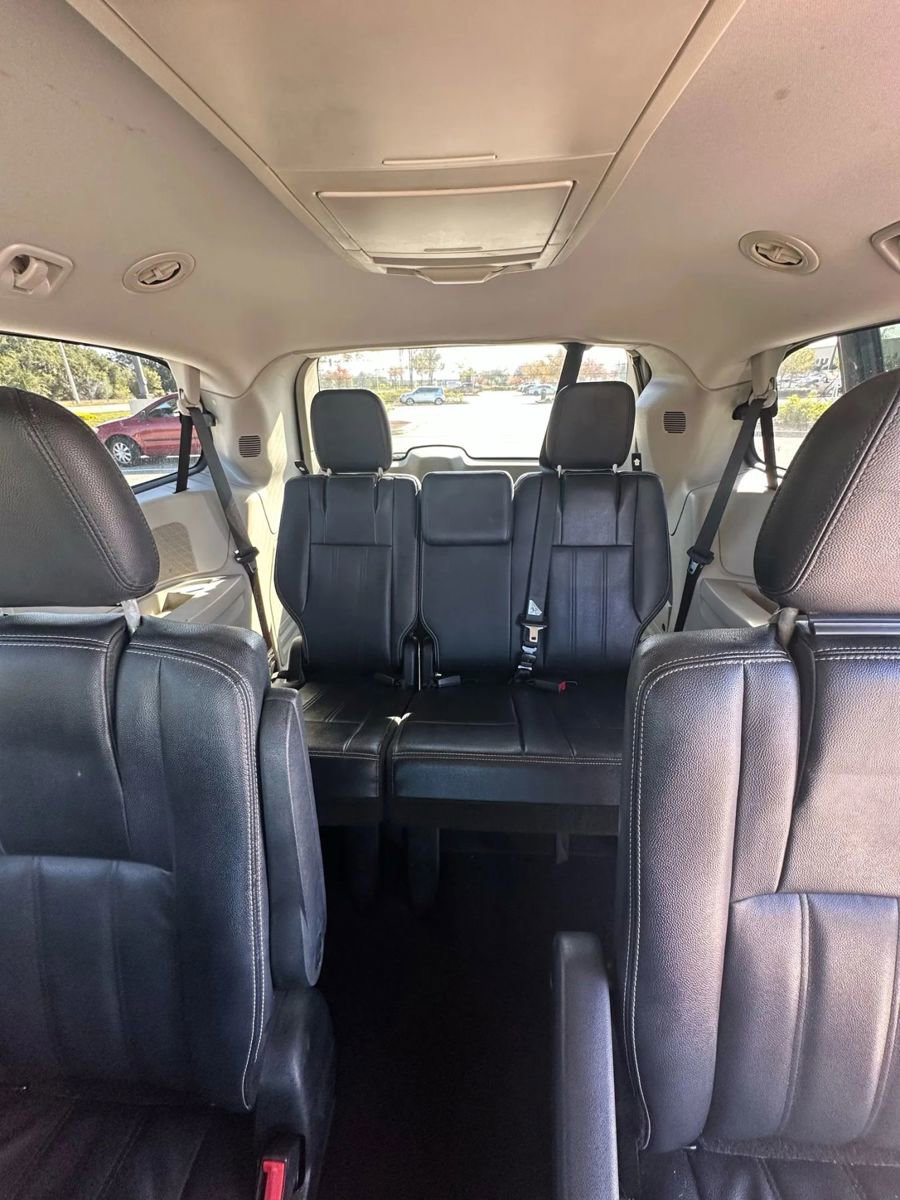 Used 2014 Chrysler Town & Country Touring image 10