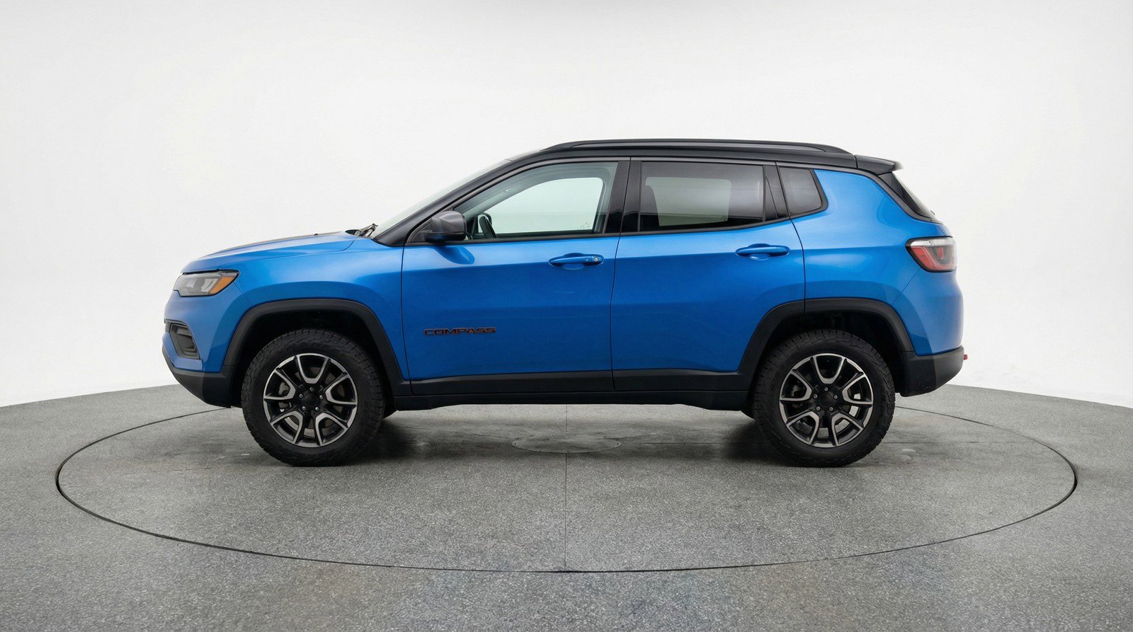 Used 2025 Jeep Compass Trailhawk AWD/4WD image 5