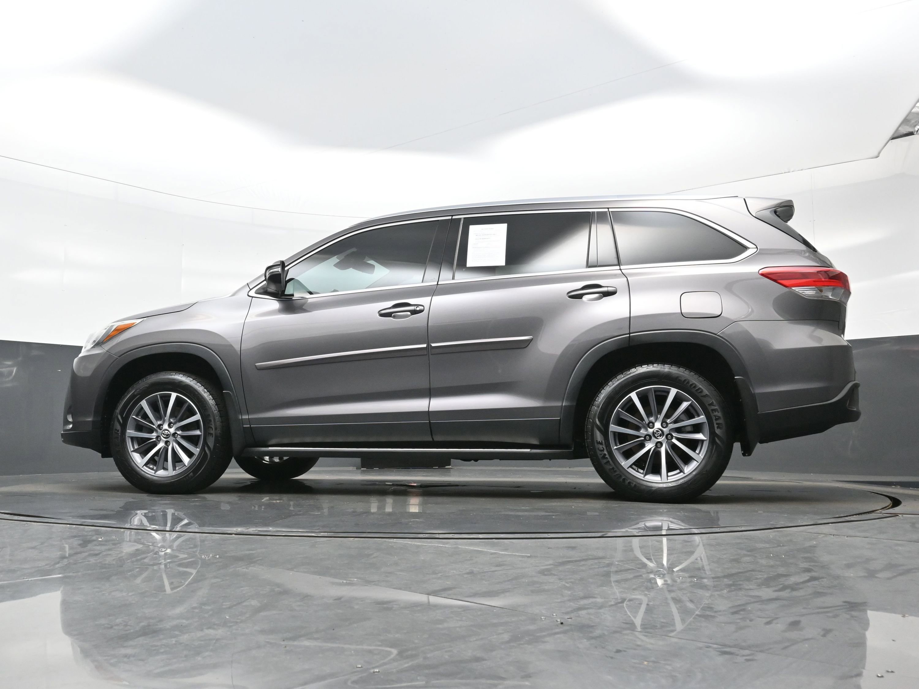 Used 2019 Toyota Highlander XLE AWD/4WD image 29