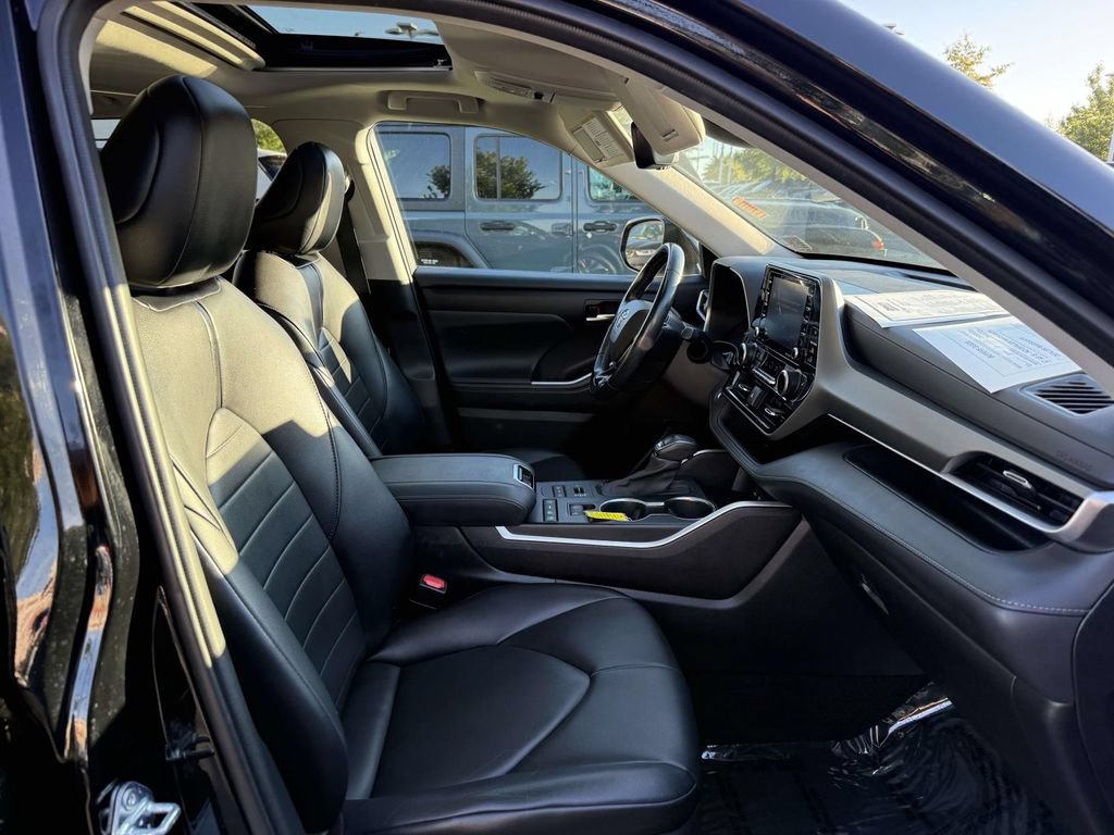 Used 2021 Toyota Highlander XLE AWD/4WD image 15