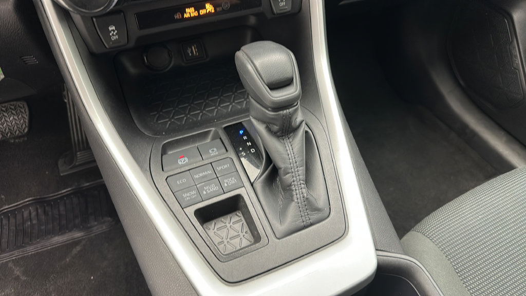 Used 2025 Toyota RAV4 LE AWD/4WD image 19