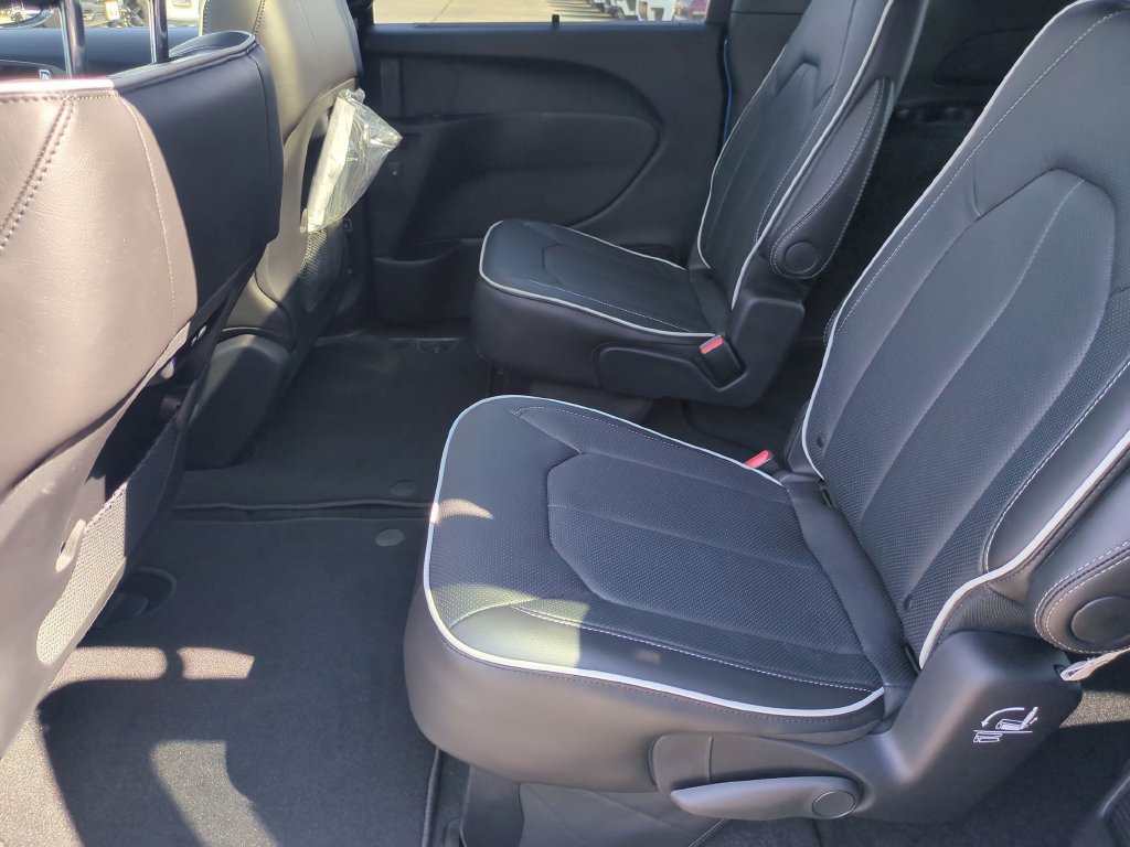 New 2027 Chrysler Pacifica Limited w/ Family Tech Group FWD image 31