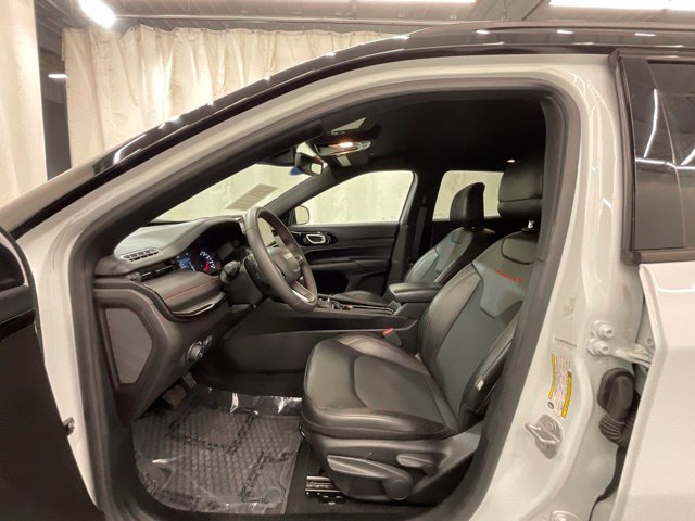 Used 2025 Jeep Compass Trailhawk AWD/4WD image 10