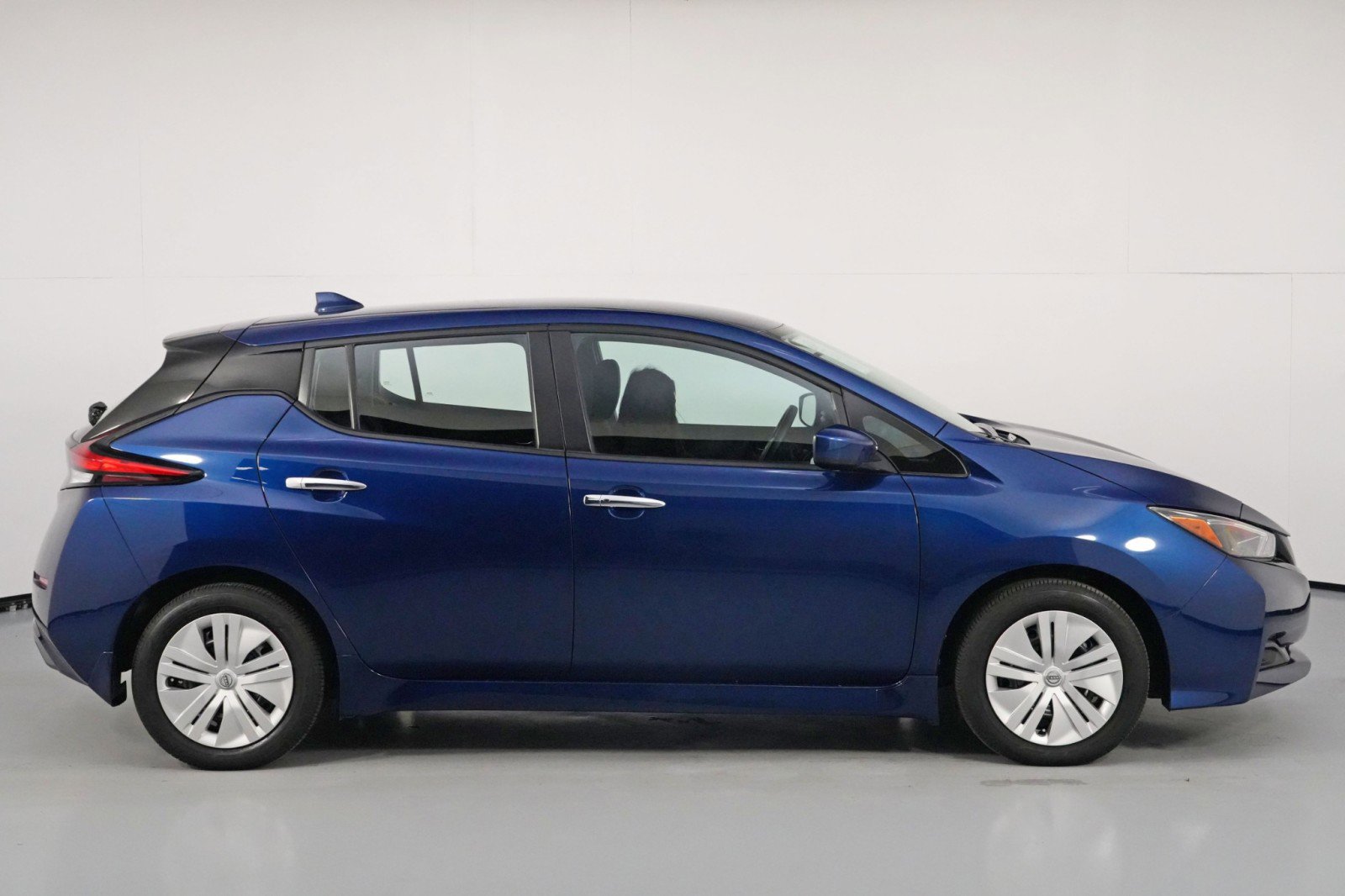 Used 2025 Nissan Leaf S image 47