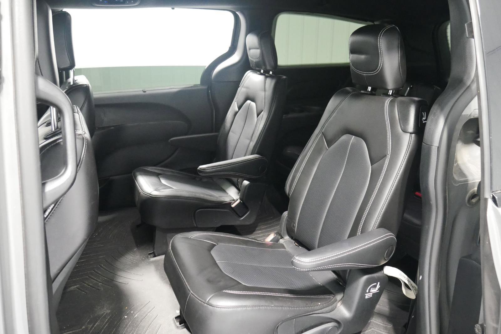 Used 2023 Chrysler Pacifica Touring-L w/ S Appearance Package image 11