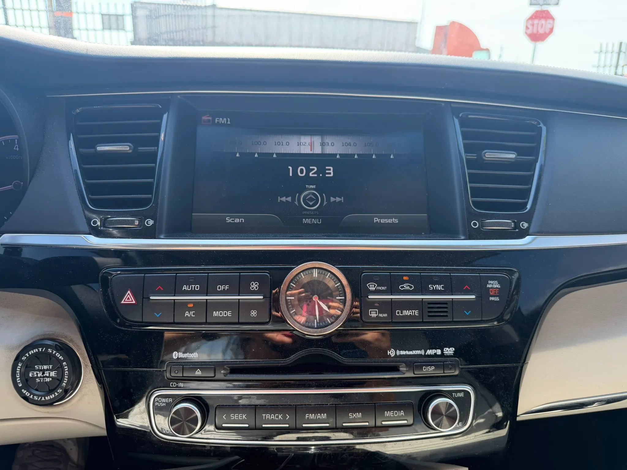 Used 2015 Kia K900 Luxury w/ VIP Package (Discontinued) RWD image 23
