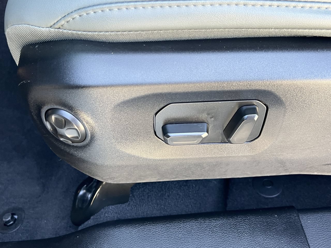 Used 2025 Jeep Gladiator Mojave AWD/4WD image 11