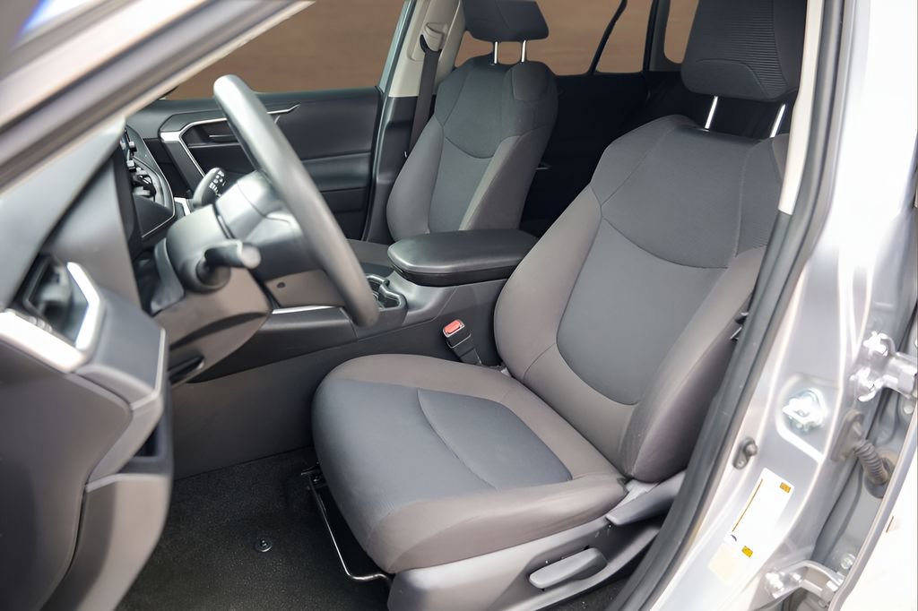 Used 2021 Toyota RAV4 LE FWD image 7