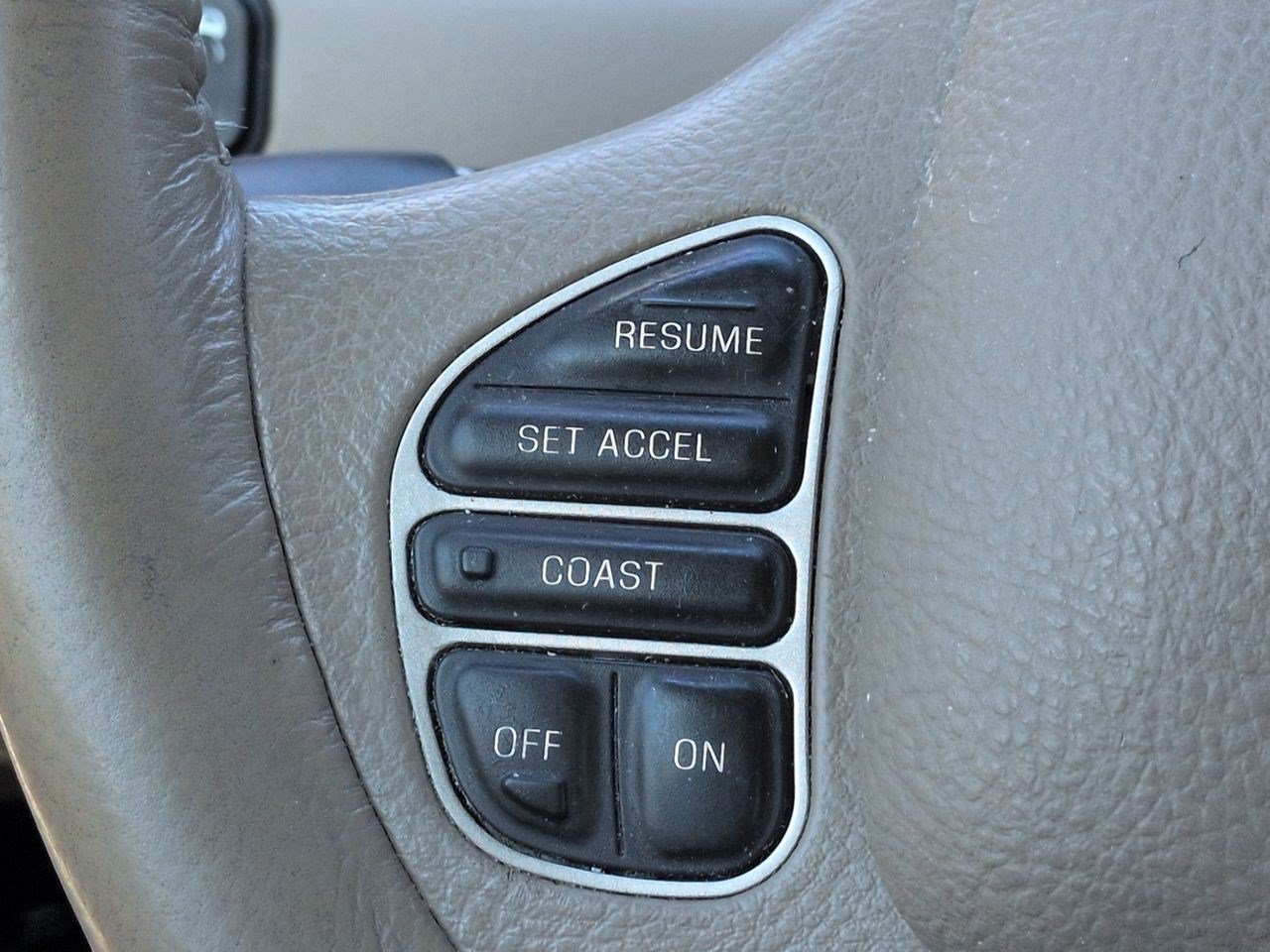 Used 2003 Lincoln Town Car Executive RWD image 21