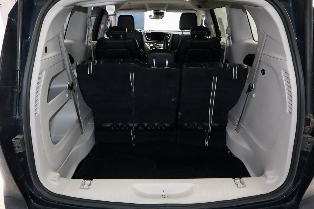 Used 2023 Chrysler Pacifica Touring-L image 19
