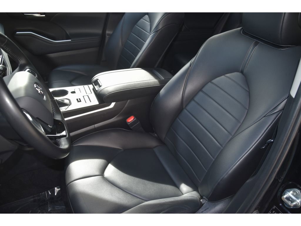 Used 2021 Toyota Highlander XLE image 14