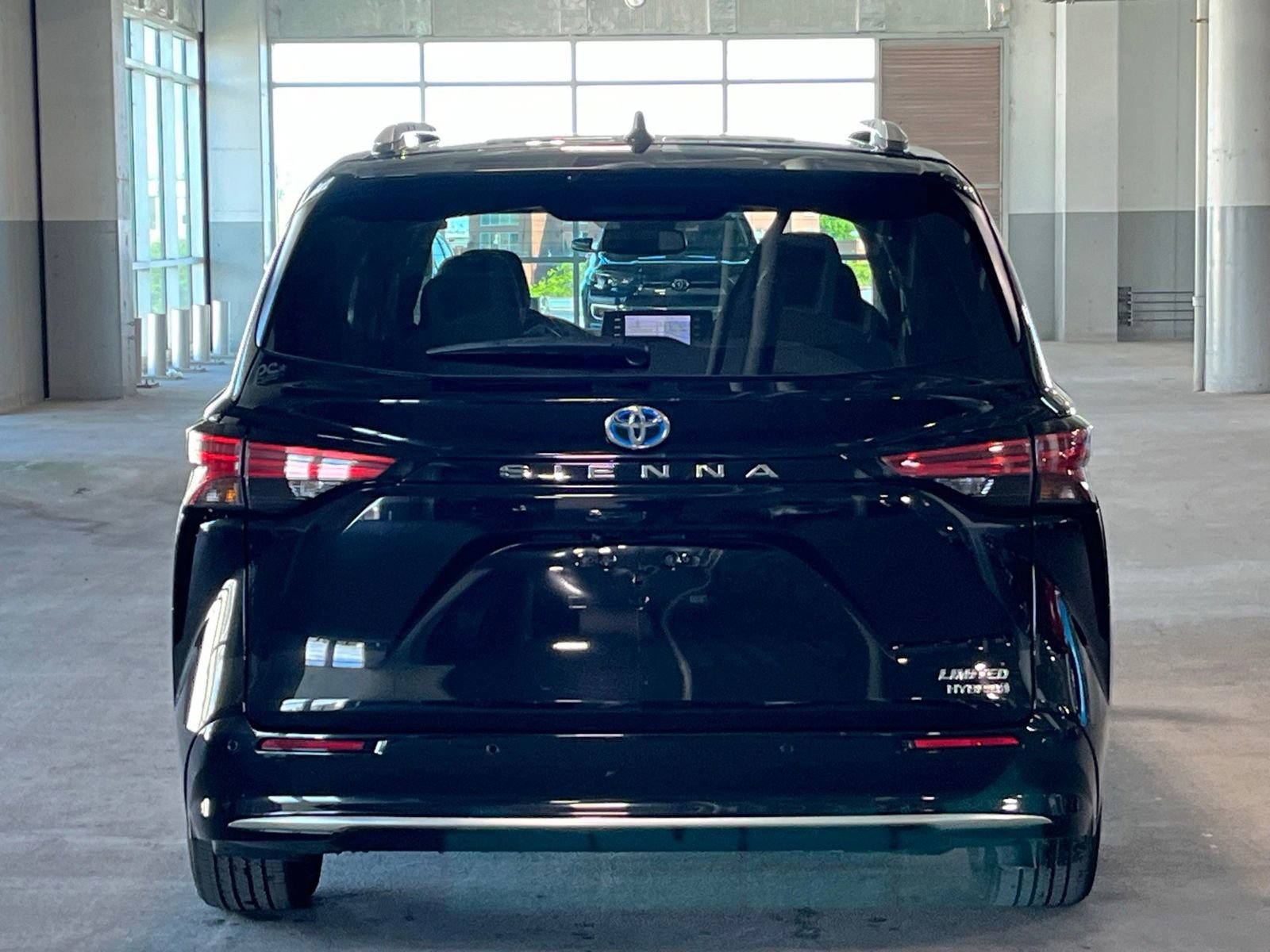 Used 2023 Toyota Sienna Limited FWD image 8