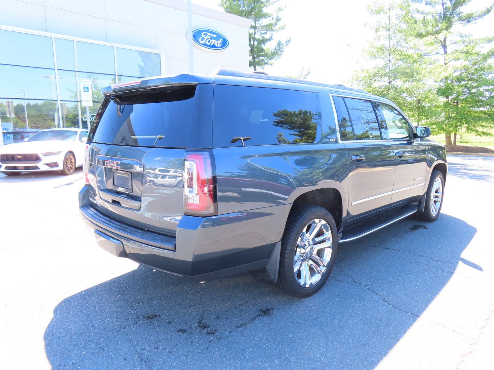 Used 2020 GMC Yukon XL SLT w/ Premium Edition AWD/4WD image 5