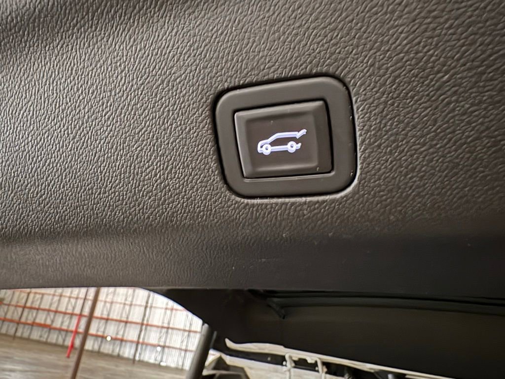 Used 2023 Chevrolet Suburban Premier image 16