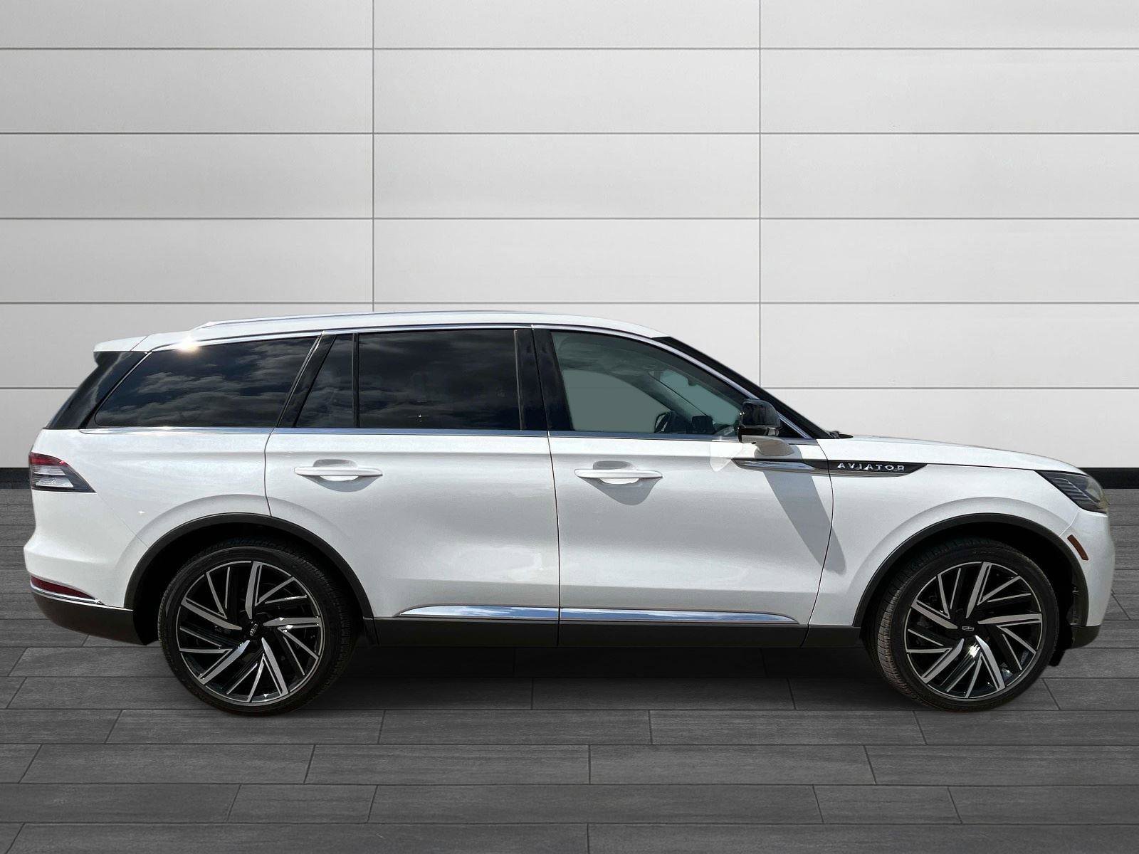 Used 2025 Lincoln Aviator Reserve w/ Equipment Group 201A AWD/4WD image 2