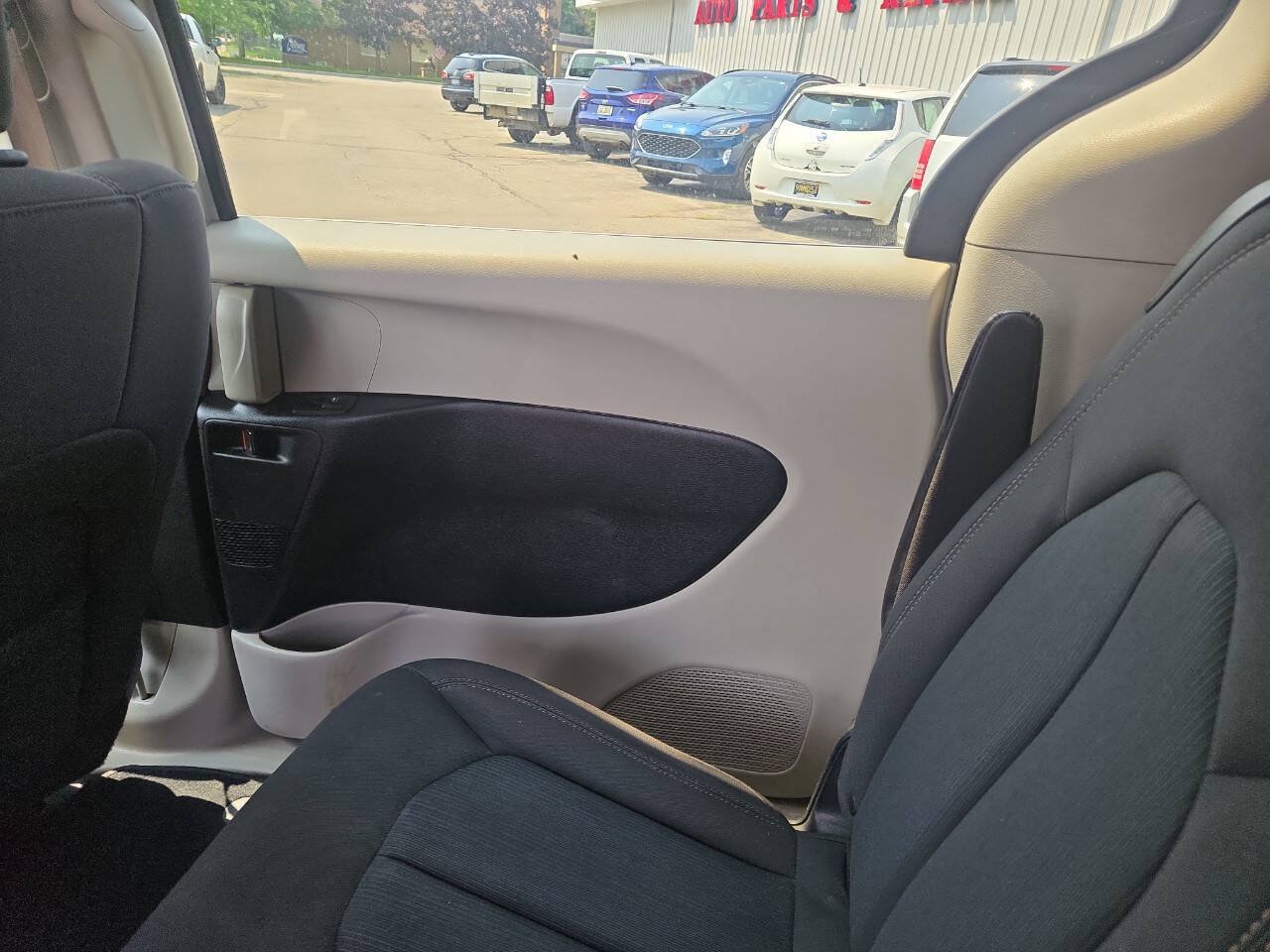 Used 2017 Chrysler Pacifica LX FWD image 25