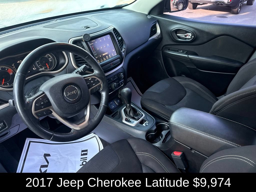Used 2017 Jeep Cherokee Latitude FWD image 10