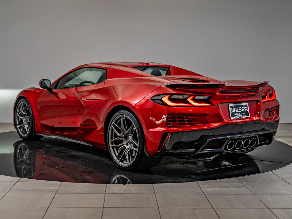 Used 2025 Chevrolet Corvette Z06 w/ Stealth Interior Trim Package RWD image 8