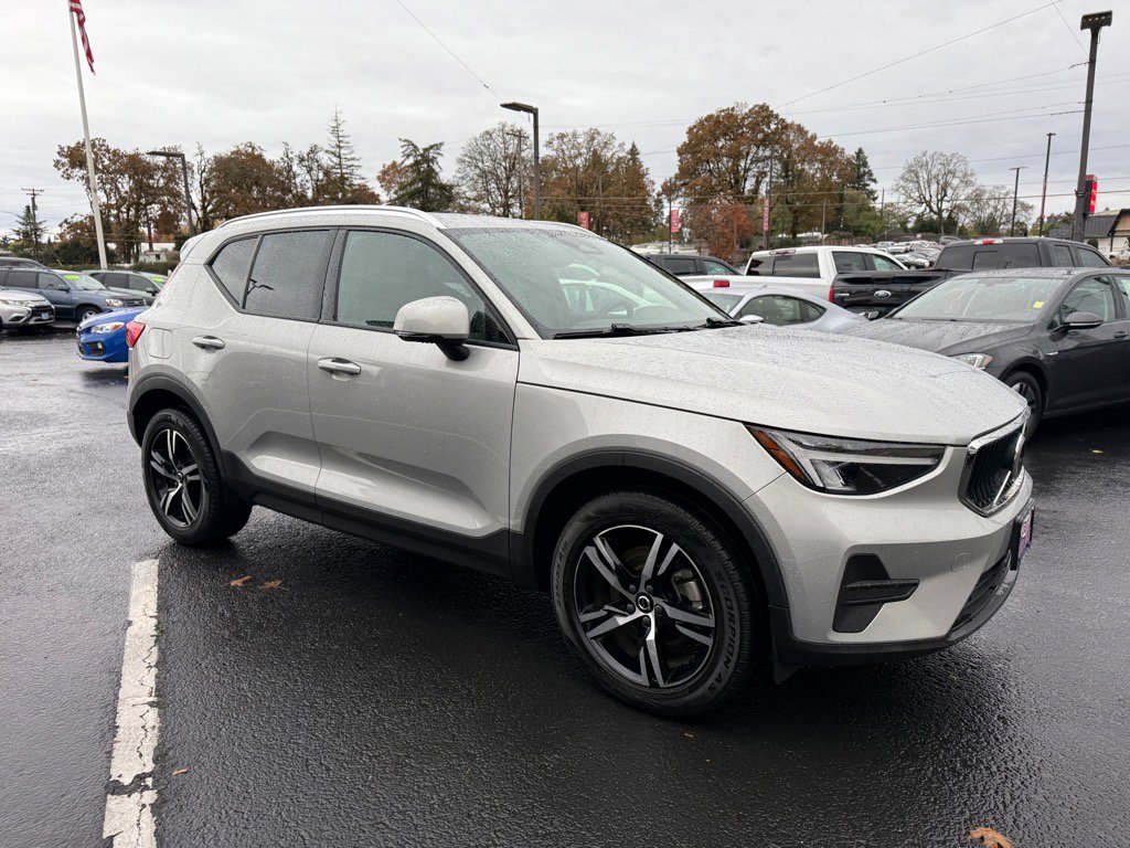 Used 2023 Volvo XC40 B5 Core AWD/4WD image 9