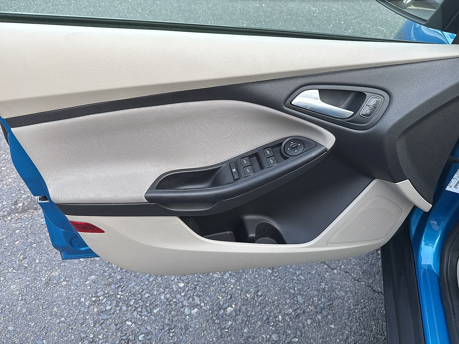 Used 2016 Ford Focus SE w/ SE Power Seat Package FWD image 29