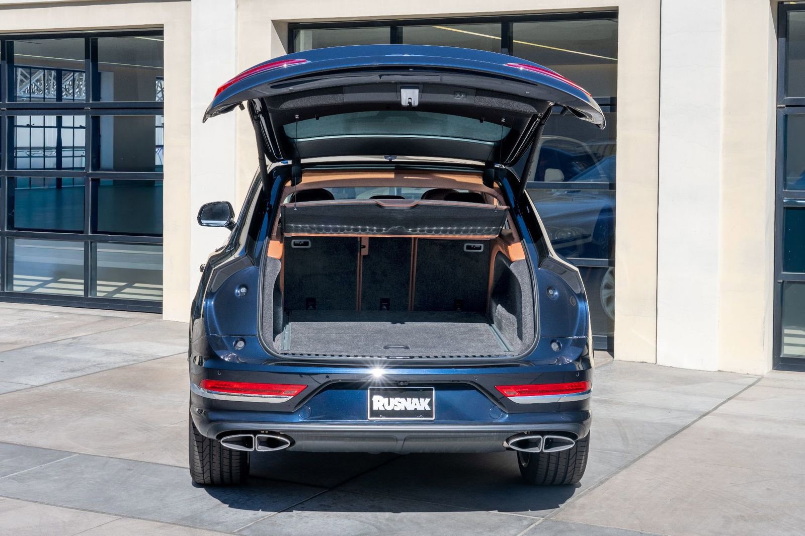 Used 2024 Bentley Bentayga image 11