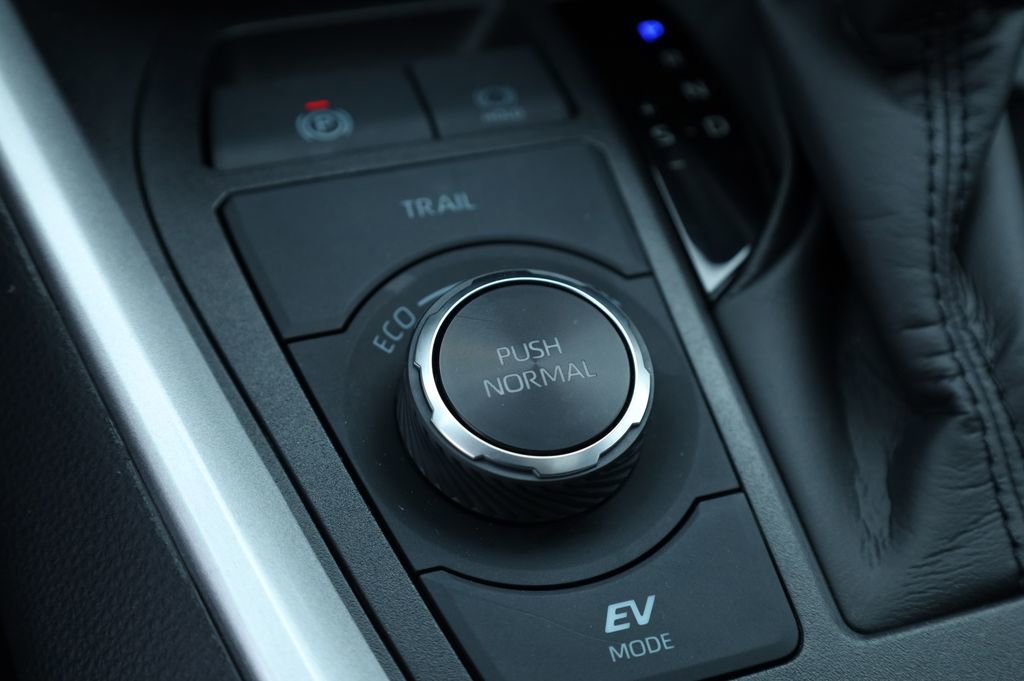 Used 2025 Toyota RAV4 XLE image 12