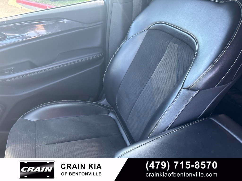 Used 2023 Jeep Grand Cherokee Altitude AWD/4WD image 13