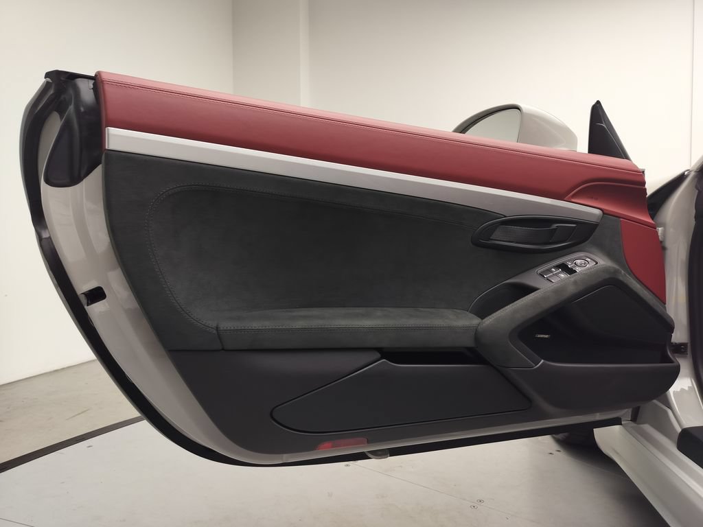 Used 2023 Porsche 718 Boxster Spyder RWD image 16