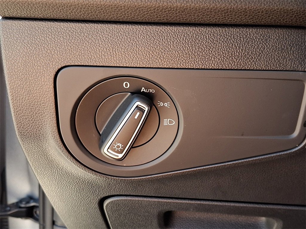 Used 2022 Volkswagen Tiguan SE image 25