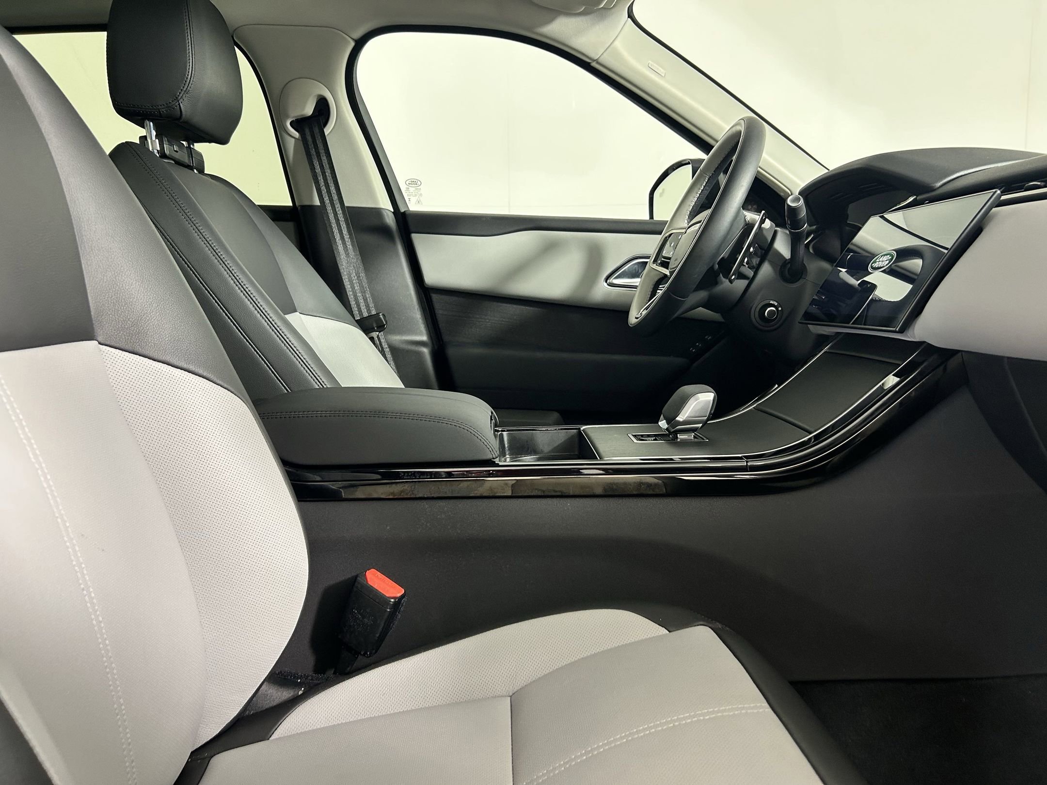 Used 2025 Land Rover Range Rover Velar Dynamic SE image 19