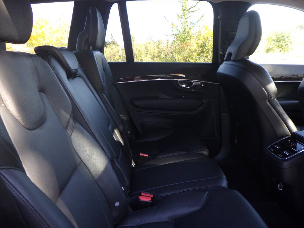 Used 2019 Volvo XC90 T5 Momentum w/ Multimedia Package AWD/4WD image 18
