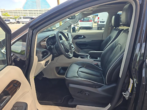 Used 2023 Chrysler Pacifica Limited FWD image 11