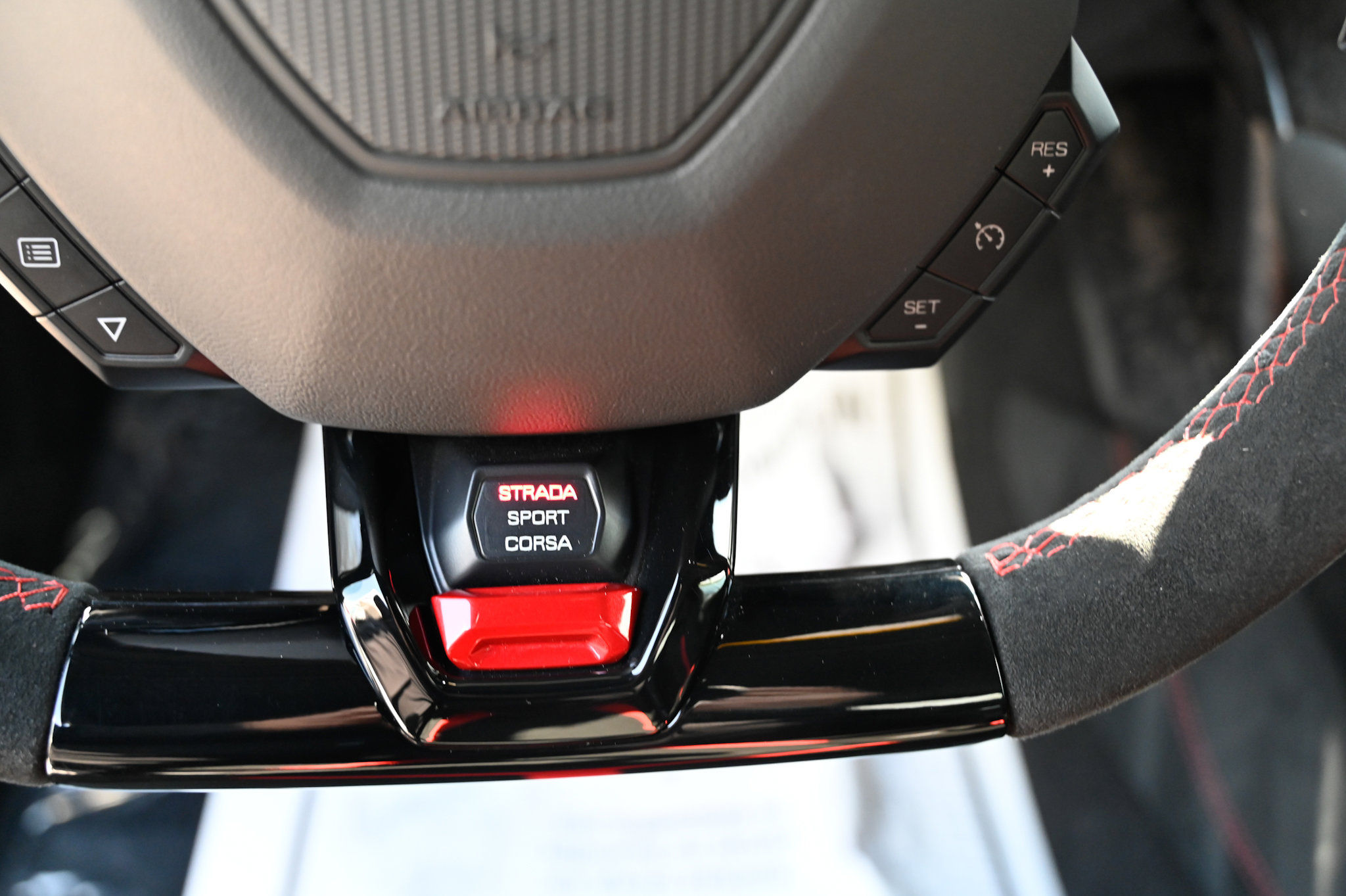 Used 2018 Lamborghini Huracan Performante image 25