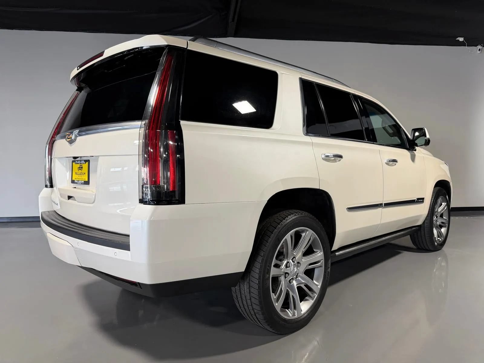 Used 2015 Cadillac Escalade Premium AWD/4WD image 4