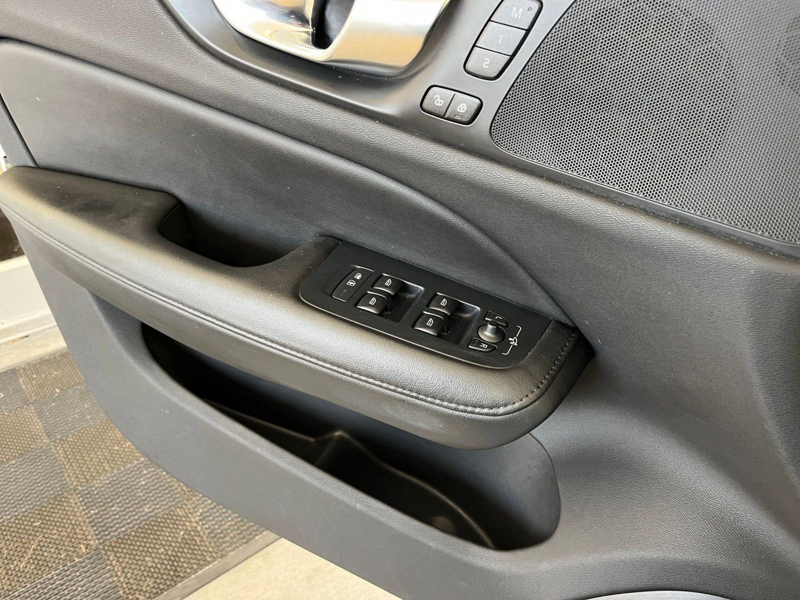 Used 2025 Volvo V60 B5 Cross Country Plus image 18